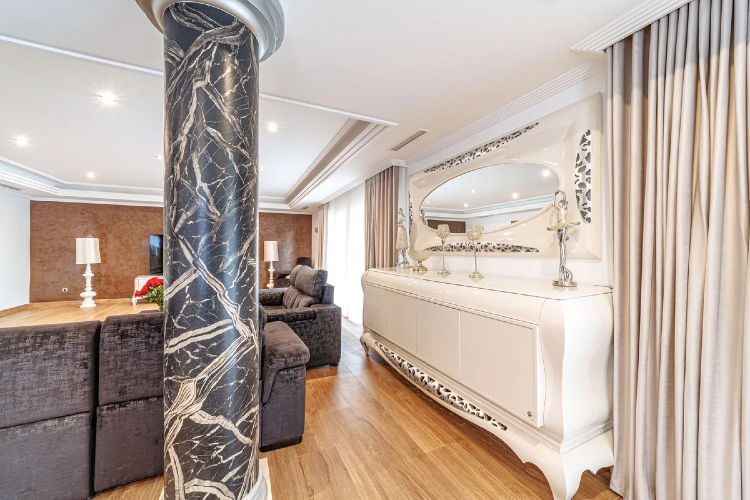 Discover an exceptional villa designed for those seeking space, comfort, luxury, and a prime location. Set on a 1,600 m² plot with over 900 m² built, this impressive property is located in a quiet and exclusive residential area, just a few minutes from Ma