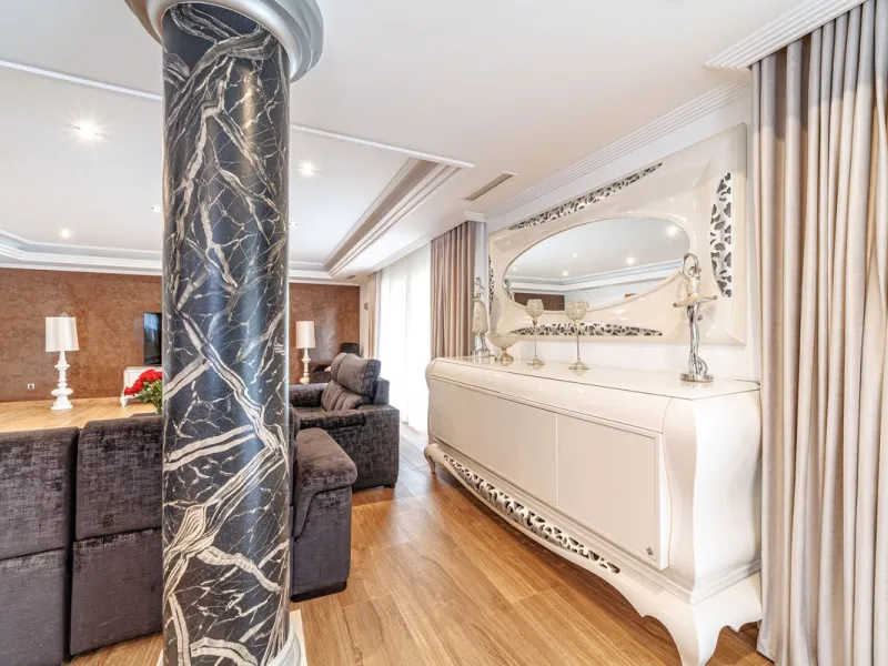 Discover an exceptional villa designed for those seeking space, comfort, luxury, and a prime location. Set on a 1,600 m² plot with over 900 m² built, this impressive property is located in a quiet and exclusive residential area, just a few minutes from Ma