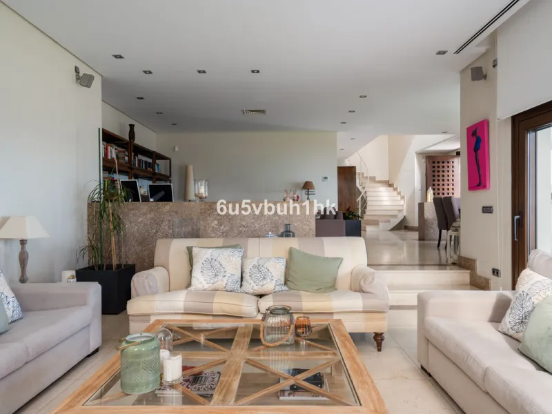 Pinares de San Antón is one of Málaga East's most established residential enclaves, calm, green, and discreet, yet still close enough to feel connected to the city every day.