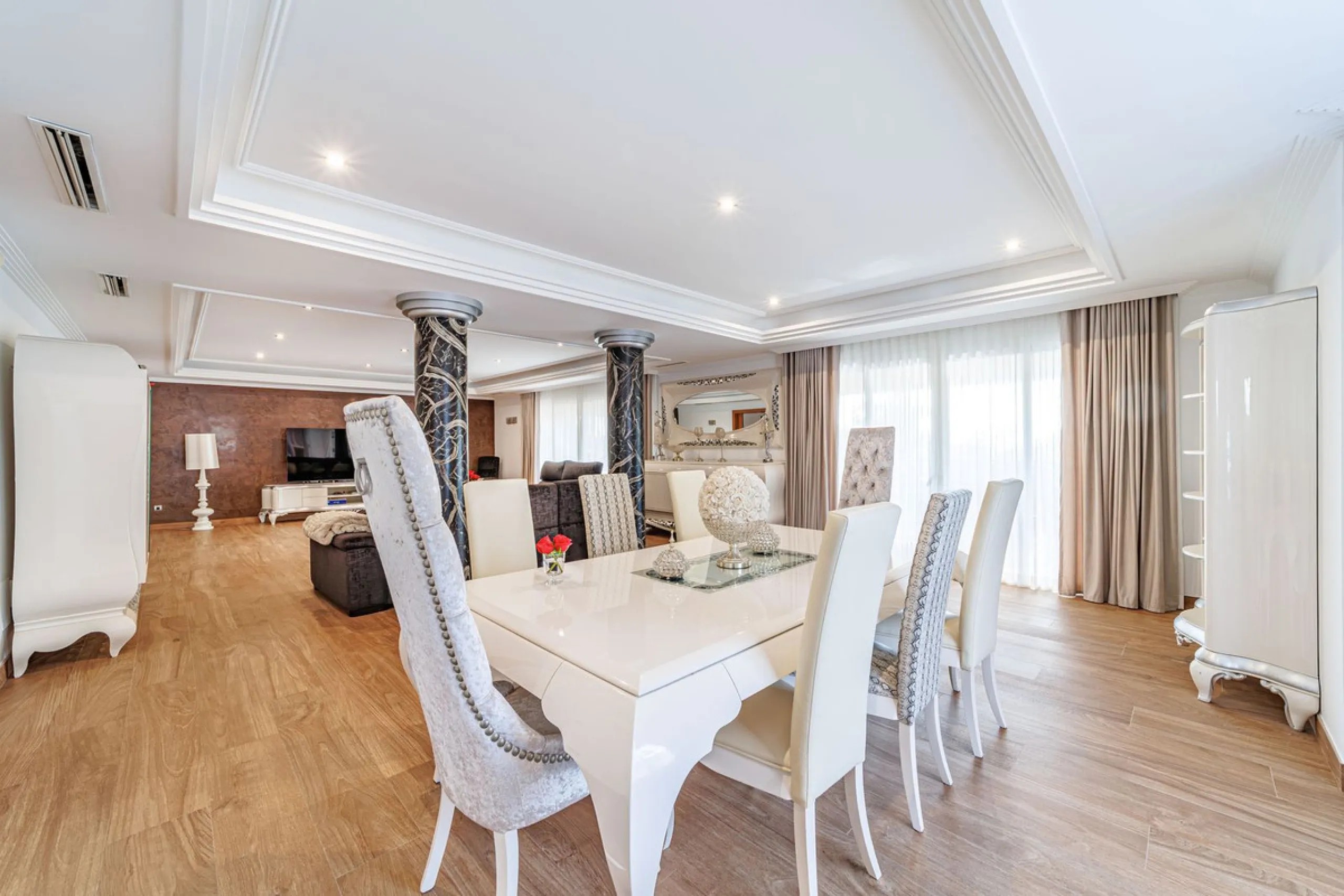 Discover an exceptional villa designed for those seeking space, comfort, luxury, and a prime location. Set on a 1,600 m² plot with over 900 m² built, this impressive property is located in a quiet and exclusive residential area, just a few minutes from Ma
