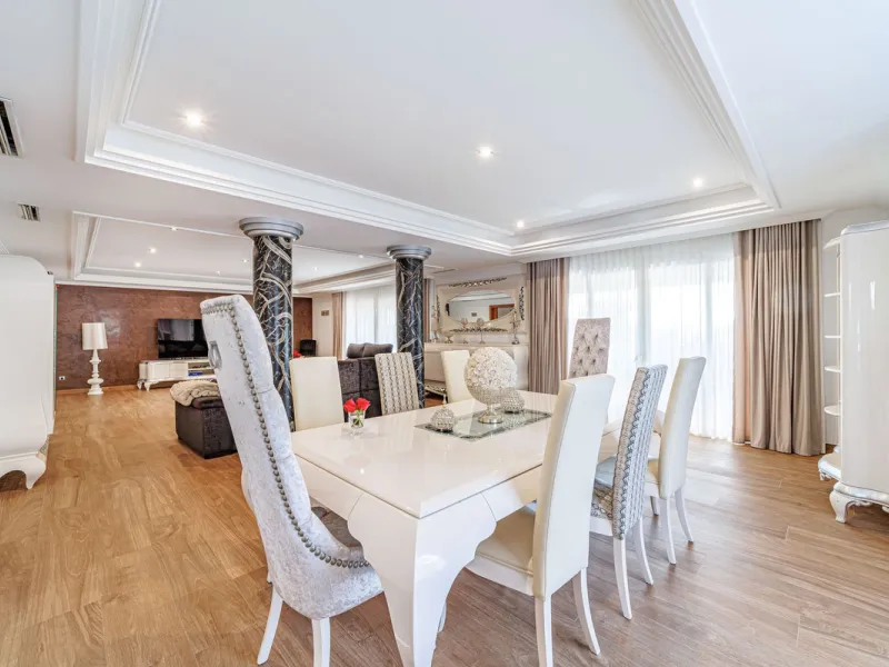 Discover an exceptional villa designed for those seeking space, comfort, luxury, and a prime location. Set on a 1,600 m² plot with over 900 m² built, this impressive property is located in a quiet and exclusive residential area, just a few minutes from Ma