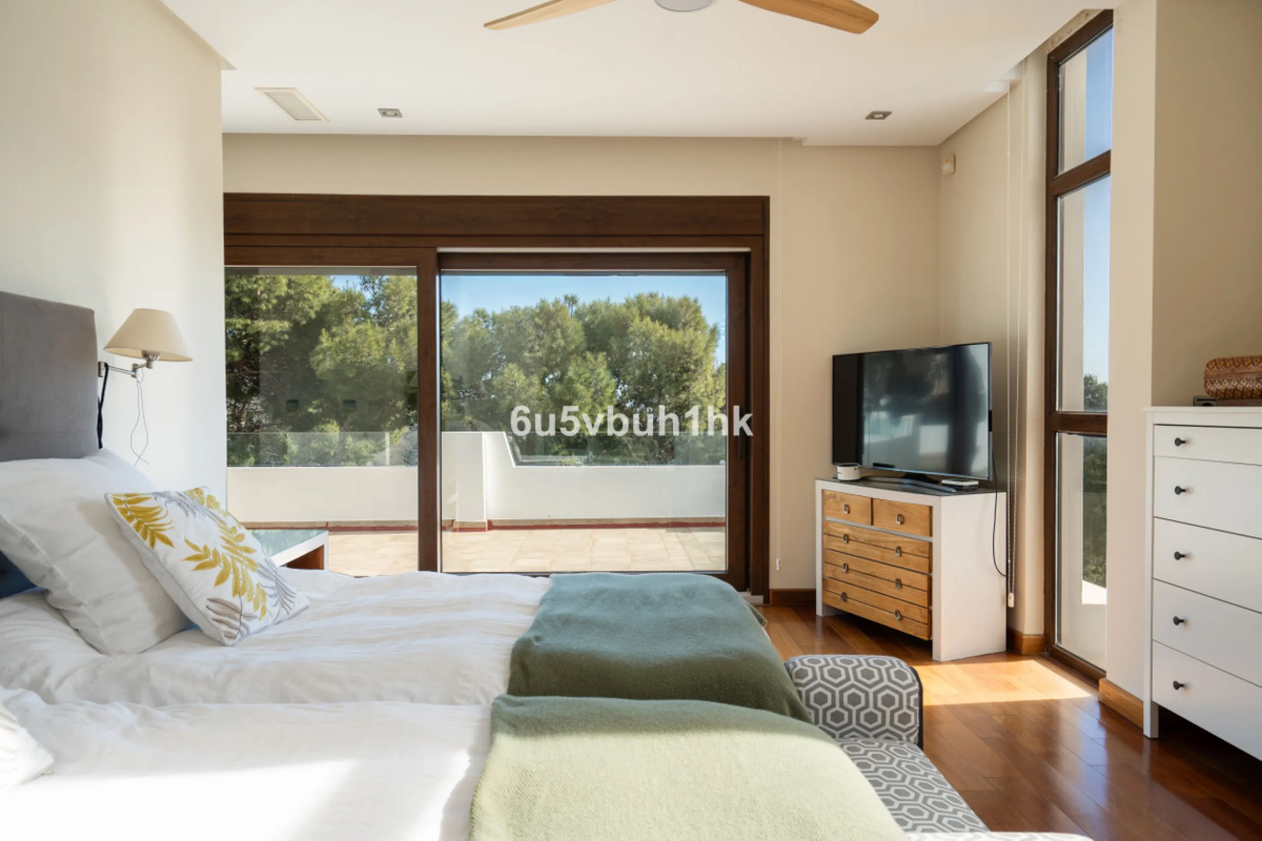 Pinares de San Antón is one of Málaga East's most established residential enclaves, calm, green, and discreet, yet still close enough to feel connected to the city every day.