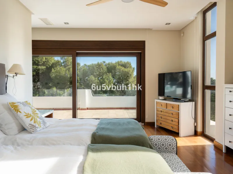 Pinares de San Antón is one of Málaga East's most established residential enclaves, calm, green, and discreet, yet still close enough to feel connected to the city every day.