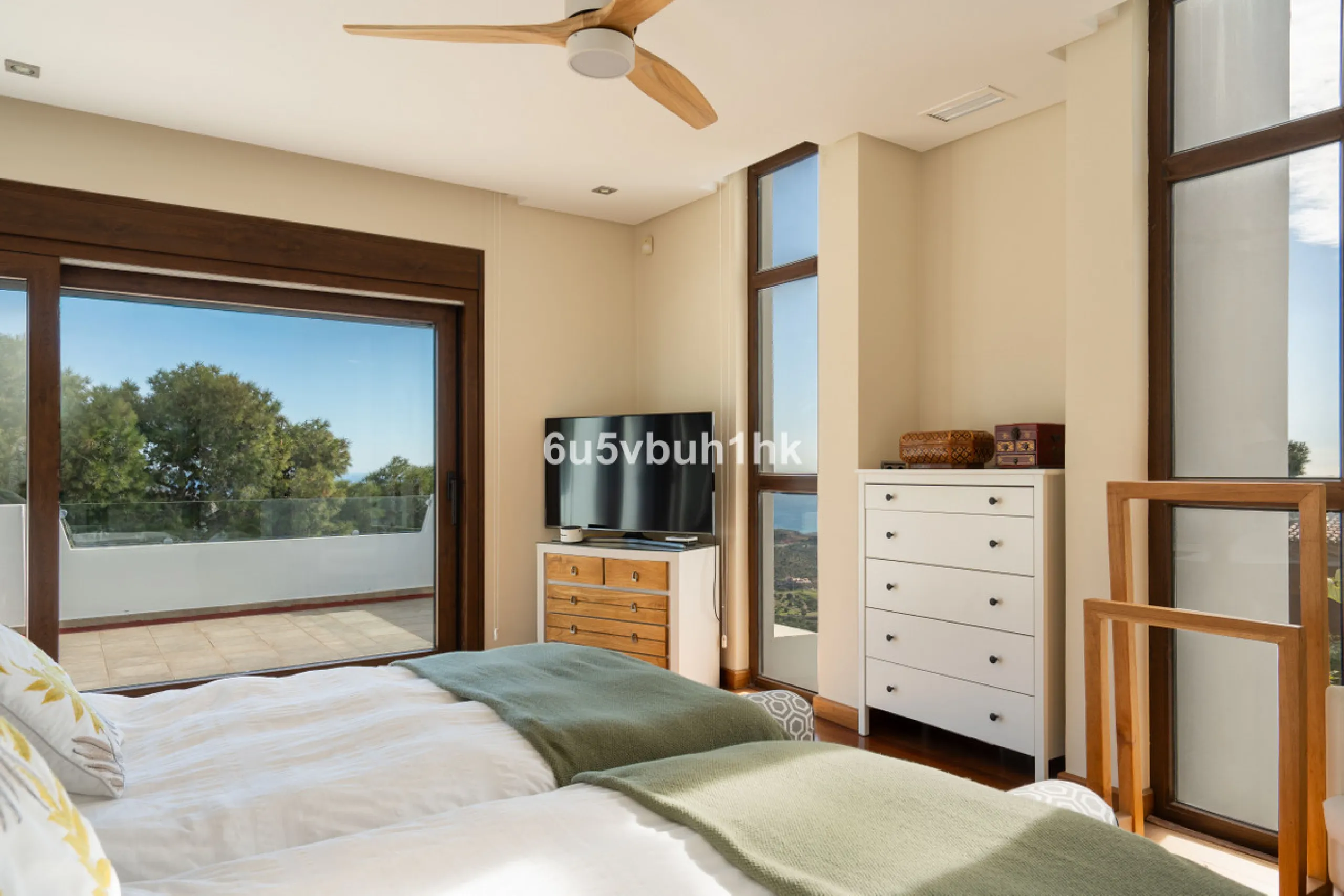 Pinares de San Antón is one of Málaga East's most established residential enclaves, calm, green, and discreet, yet still close enough to feel connected to the city every day.