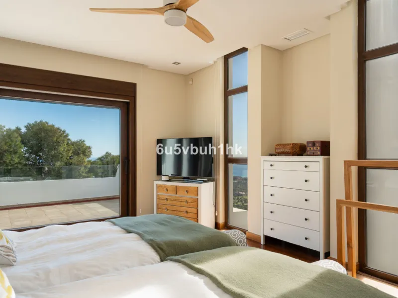 Pinares de San Antón is one of Málaga East's most established residential enclaves, calm, green, and discreet, yet still close enough to feel connected to the city every day.