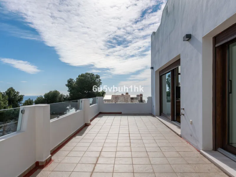Pinares de San Antón is one of Málaga East's most established residential enclaves, calm, green, and discreet, yet still close enough to feel connected to the city every day.