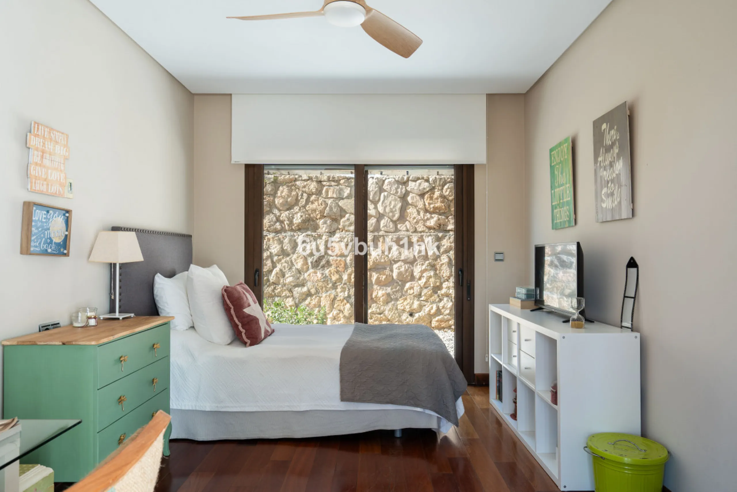 Pinares de San Antón is one of Málaga East's most established residential enclaves, calm, green, and discreet, yet still close enough to feel connected to the city every day.