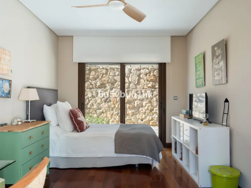 Pinares de San Antón is one of Málaga East's most established residential enclaves, calm, green, and discreet, yet still close enough to feel connected to the city every day.
