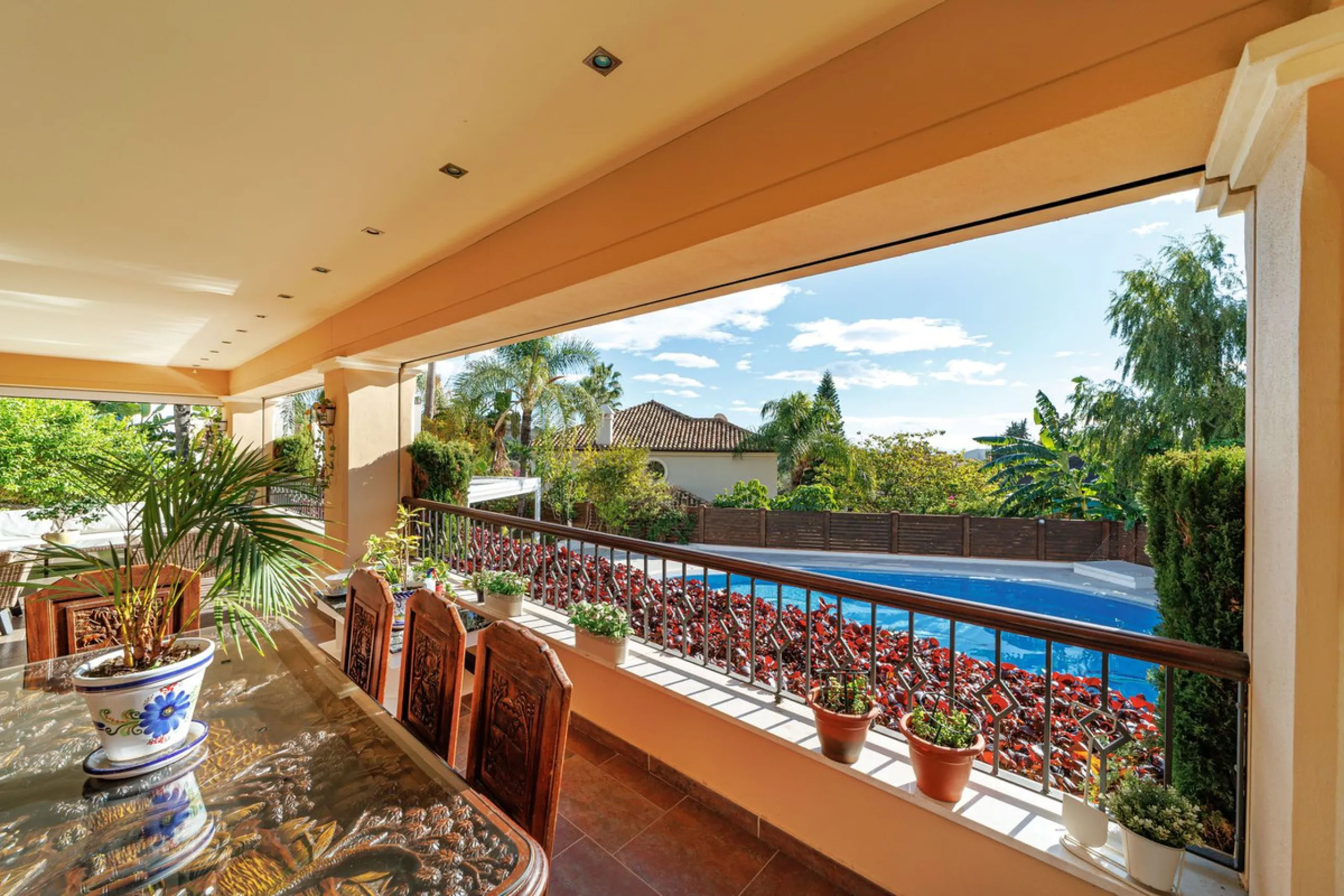 Discover an exceptional villa designed for those seeking space, comfort, luxury, and a prime location. Set on a 1,600 m² plot with over 900 m² built, this impressive property is located in a quiet and exclusive residential area, just a few minutes from Ma