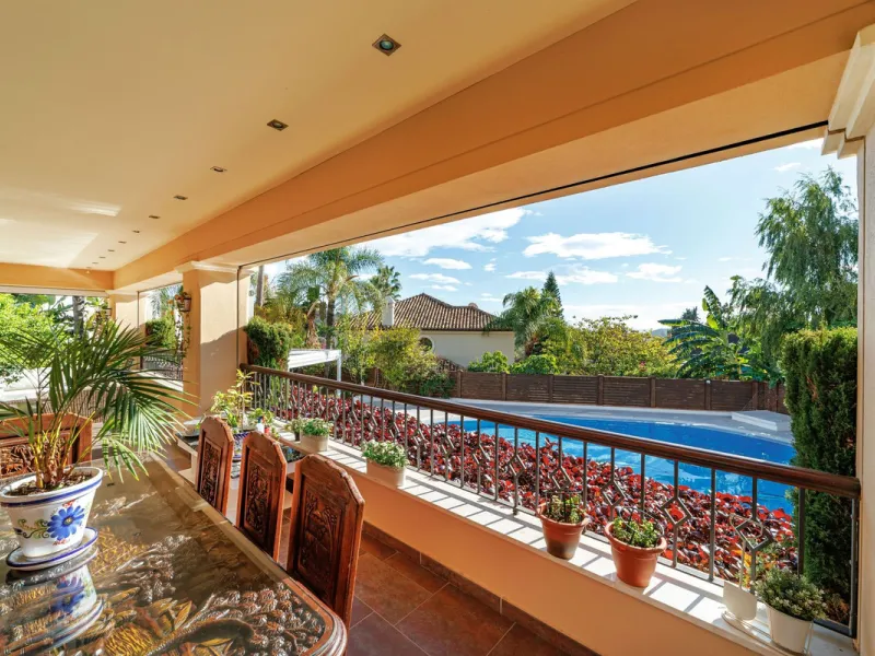 Discover an exceptional villa designed for those seeking space, comfort, luxury, and a prime location. Set on a 1,600 m² plot with over 900 m² built, this impressive property is located in a quiet and exclusive residential area, just a few minutes from Ma