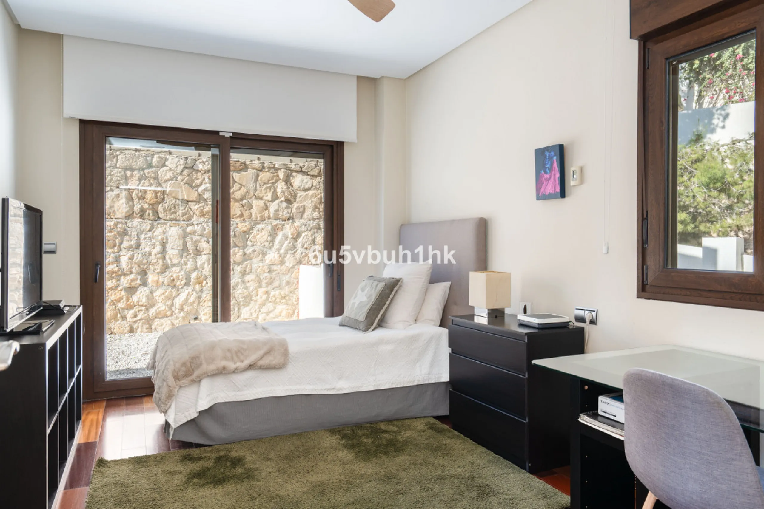 Pinares de San Antón is one of Málaga East's most established residential enclaves, calm, green, and discreet, yet still close enough to feel connected to the city every day.