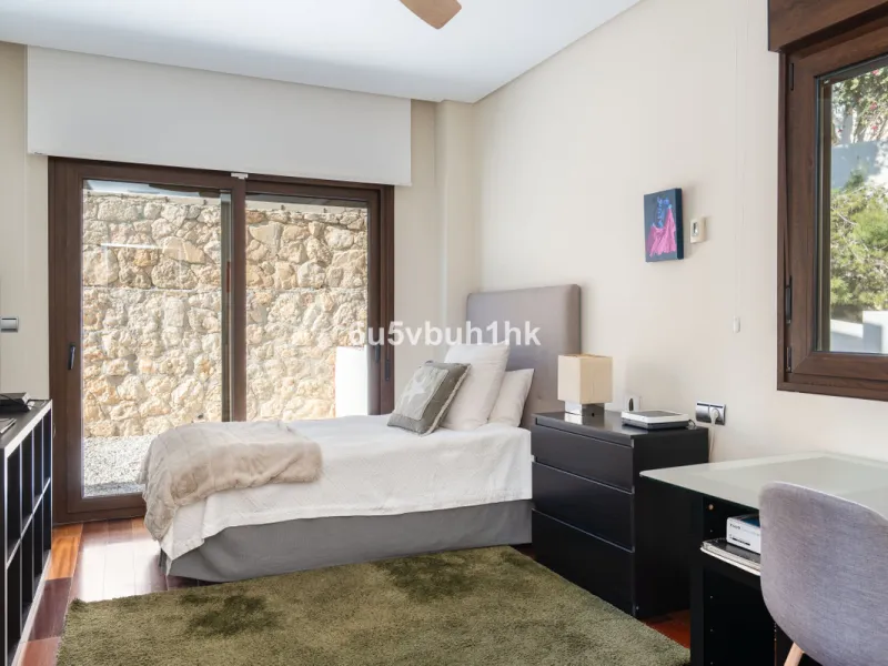 Pinares de San Antón is one of Málaga East's most established residential enclaves, calm, green, and discreet, yet still close enough to feel connected to the city every day.