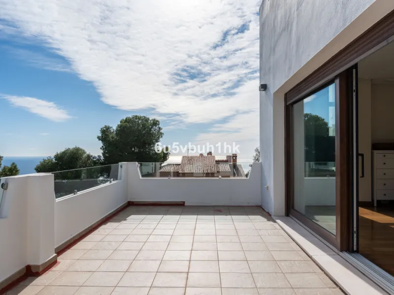 Pinares de San Antón is one of Málaga East's most established residential enclaves, calm, green, and discreet, yet still close enough to feel connected to the city every day.