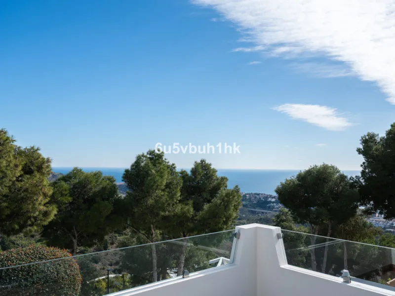 Pinares de San Antón is one of Málaga East's most established residential enclaves, calm, green, and discreet, yet still close enough to feel connected to the city every day.