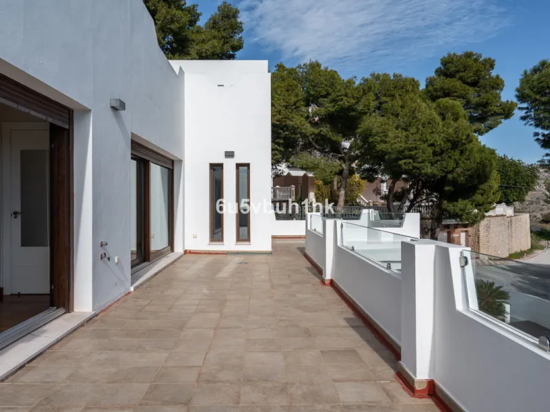 Pinares de San Antón is one of Málaga East's most established residential enclaves, calm, green, and discreet, yet still close enough to feel connected to the city every day.