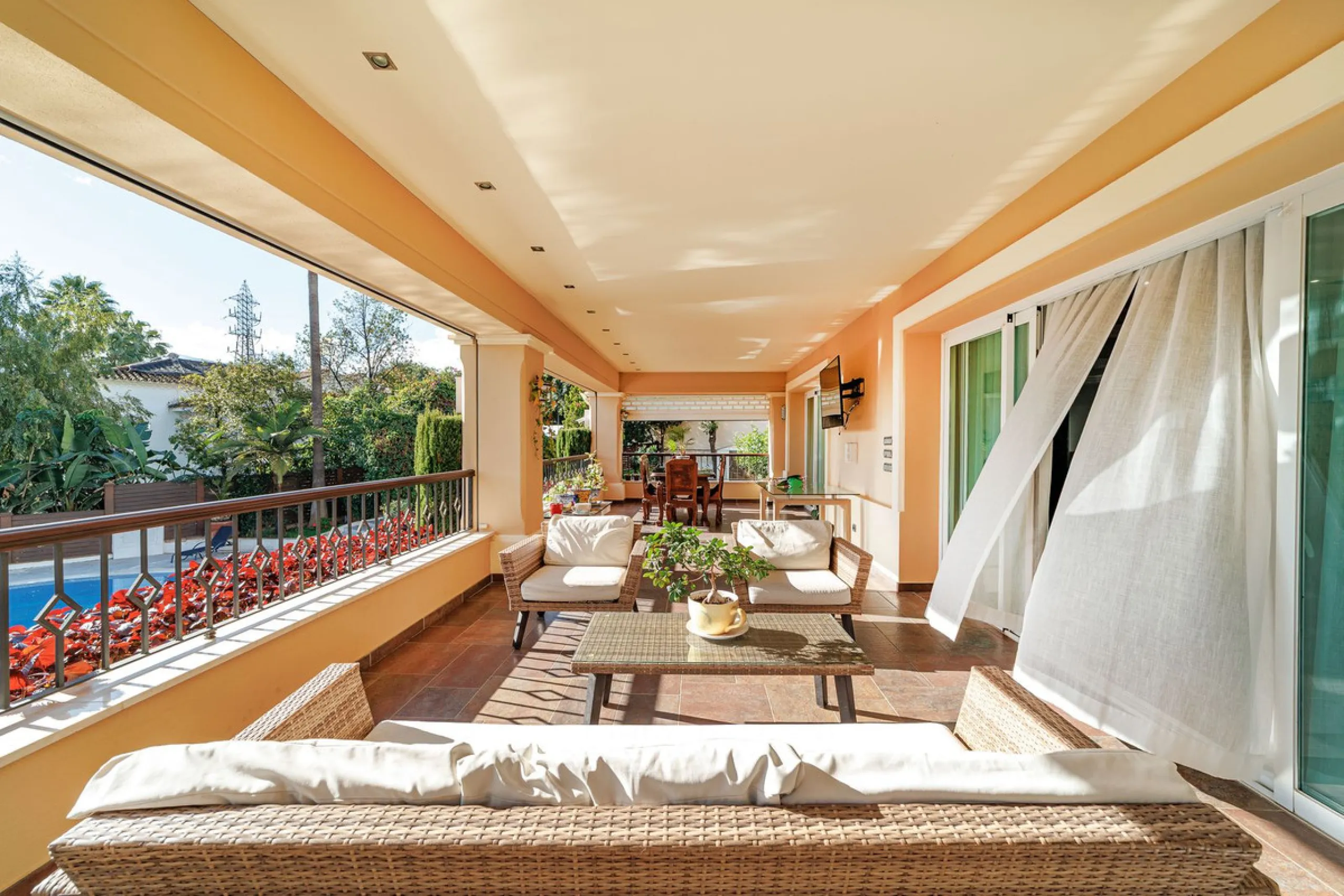 Discover an exceptional villa designed for those seeking space, comfort, luxury, and a prime location. Set on a 1,600 m² plot with over 900 m² built, this impressive property is located in a quiet and exclusive residential area, just a few minutes from Ma