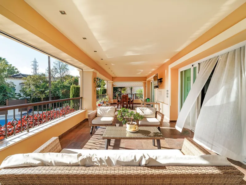 Discover an exceptional villa designed for those seeking space, comfort, luxury, and a prime location. Set on a 1,600 m² plot with over 900 m² built, this impressive property is located in a quiet and exclusive residential area, just a few minutes from Ma