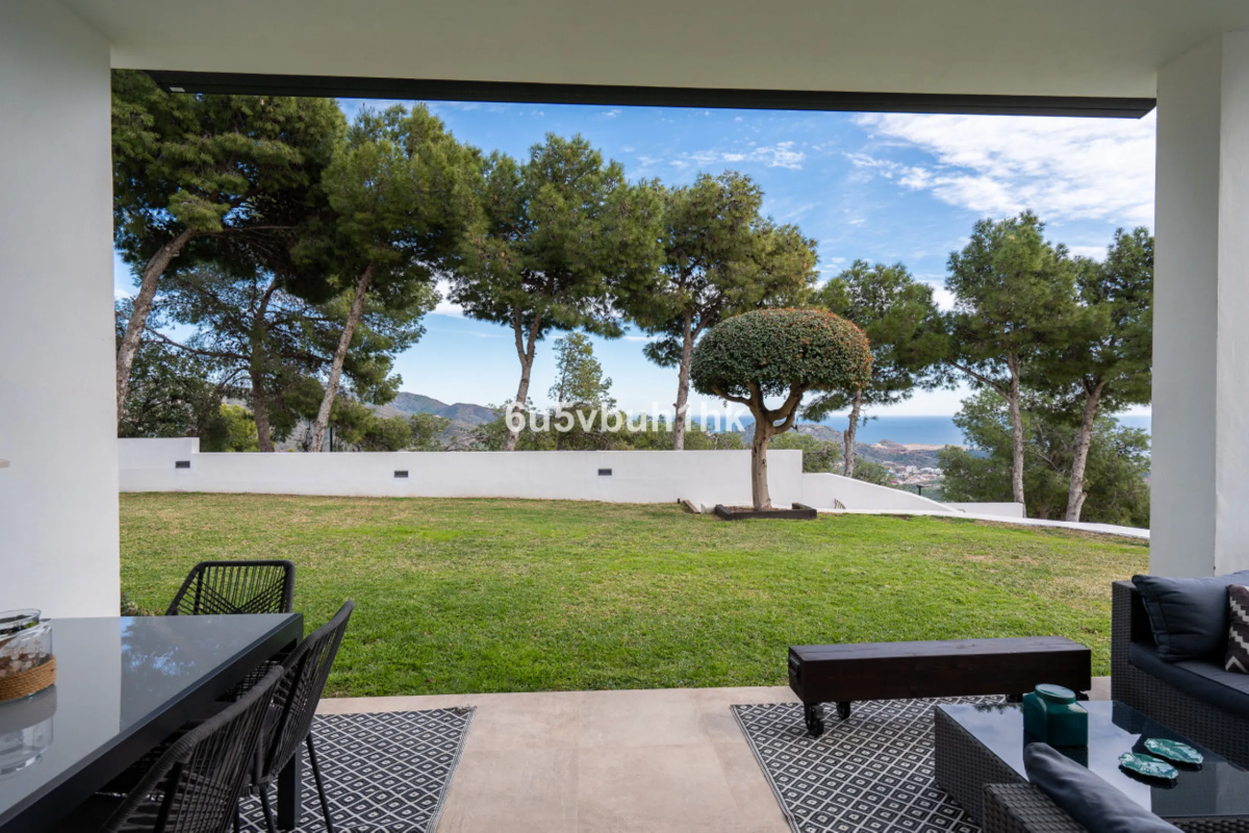 Pinares de San Antón is one of Málaga East's most established residential enclaves, calm, green, and discreet, yet still close enough to feel connected to the city every day.