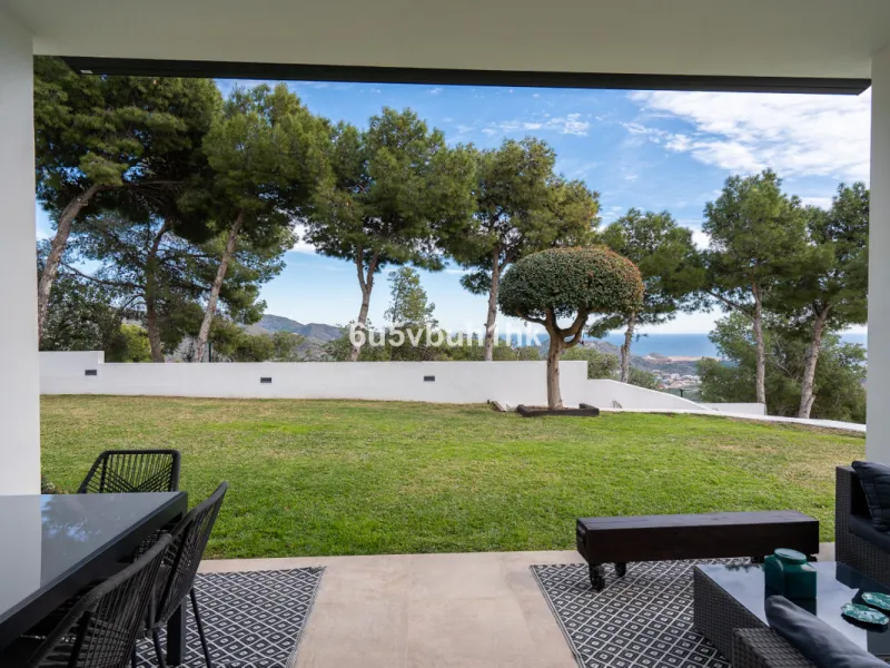 Pinares de San Antón is one of Málaga East's most established residential enclaves, calm, green, and discreet, yet still close enough to feel connected to the city every day.