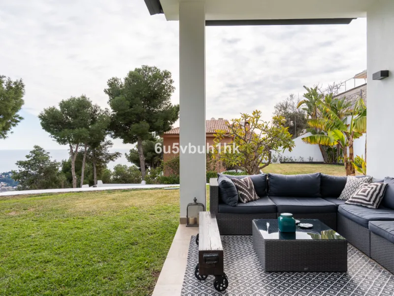 Pinares de San Antón is one of Málaga East's most established residential enclaves, calm, green, and discreet, yet still close enough to feel connected to the city every day.