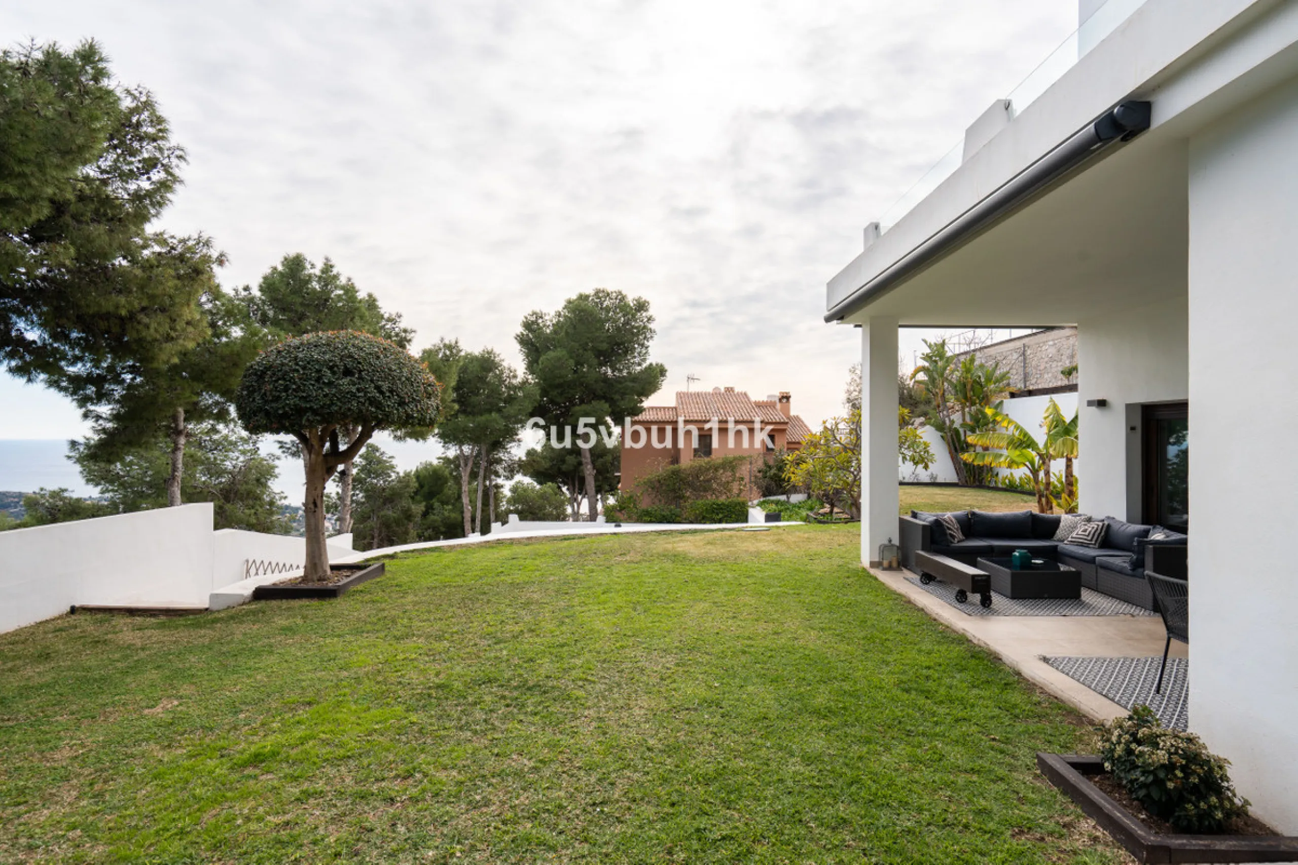 Pinares de San Antón is one of Málaga East's most established residential enclaves, calm, green, and discreet, yet still close enough to feel connected to the city every day.