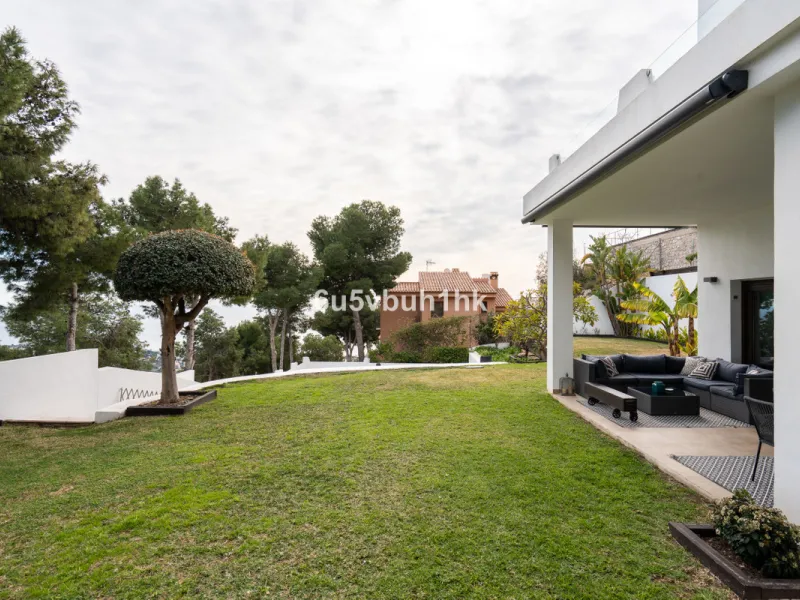 Pinares de San Antón is one of Málaga East's most established residential enclaves, calm, green, and discreet, yet still close enough to feel connected to the city every day.