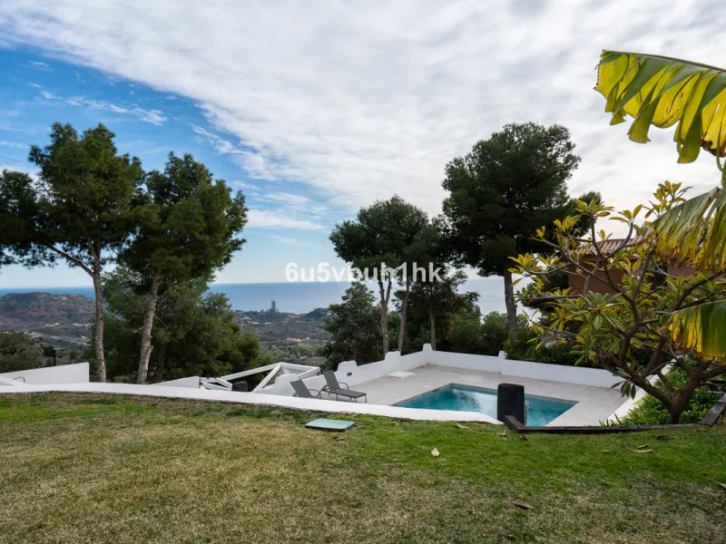 Pinares de San Antón is one of Málaga East's most established residential enclaves, calm, green, and discreet, yet still close enough to feel connected to the city every day.