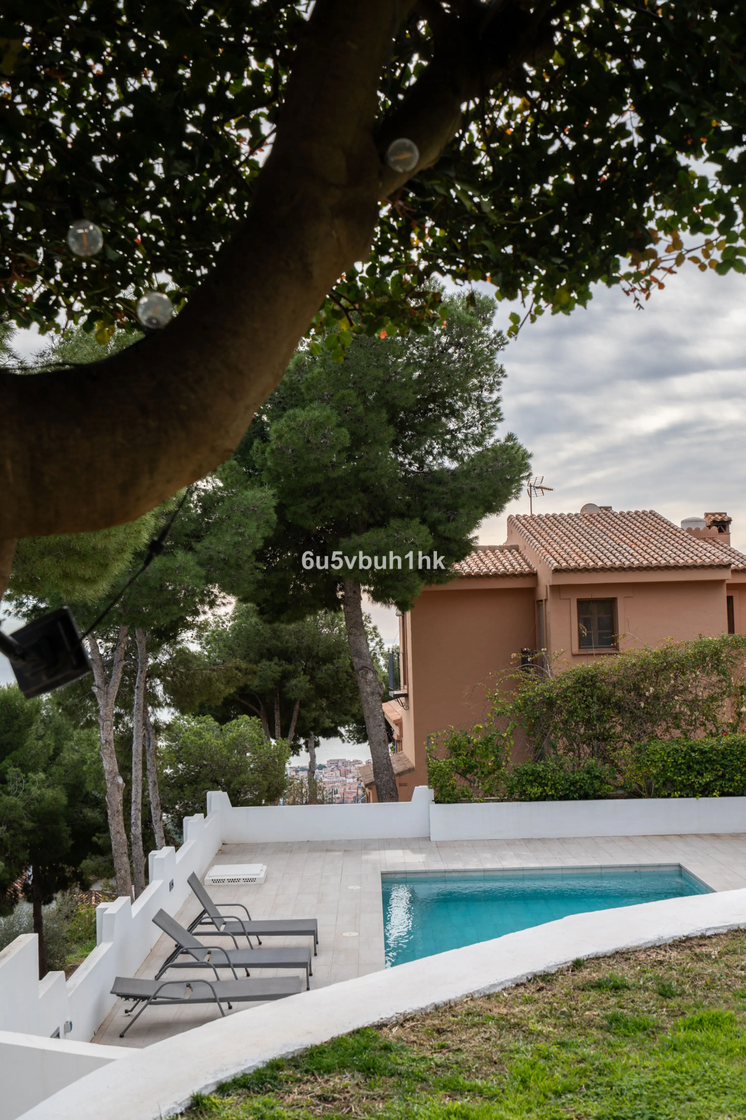 Pinares de San Antón is one of Málaga East's most established residential enclaves, calm, green, and discreet, yet still close enough to feel connected to the city every day.