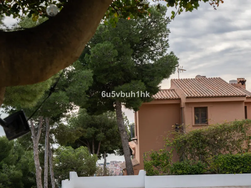 Pinares de San Antón is one of Málaga East's most established residential enclaves, calm, green, and discreet, yet still close enough to feel connected to the city every day.