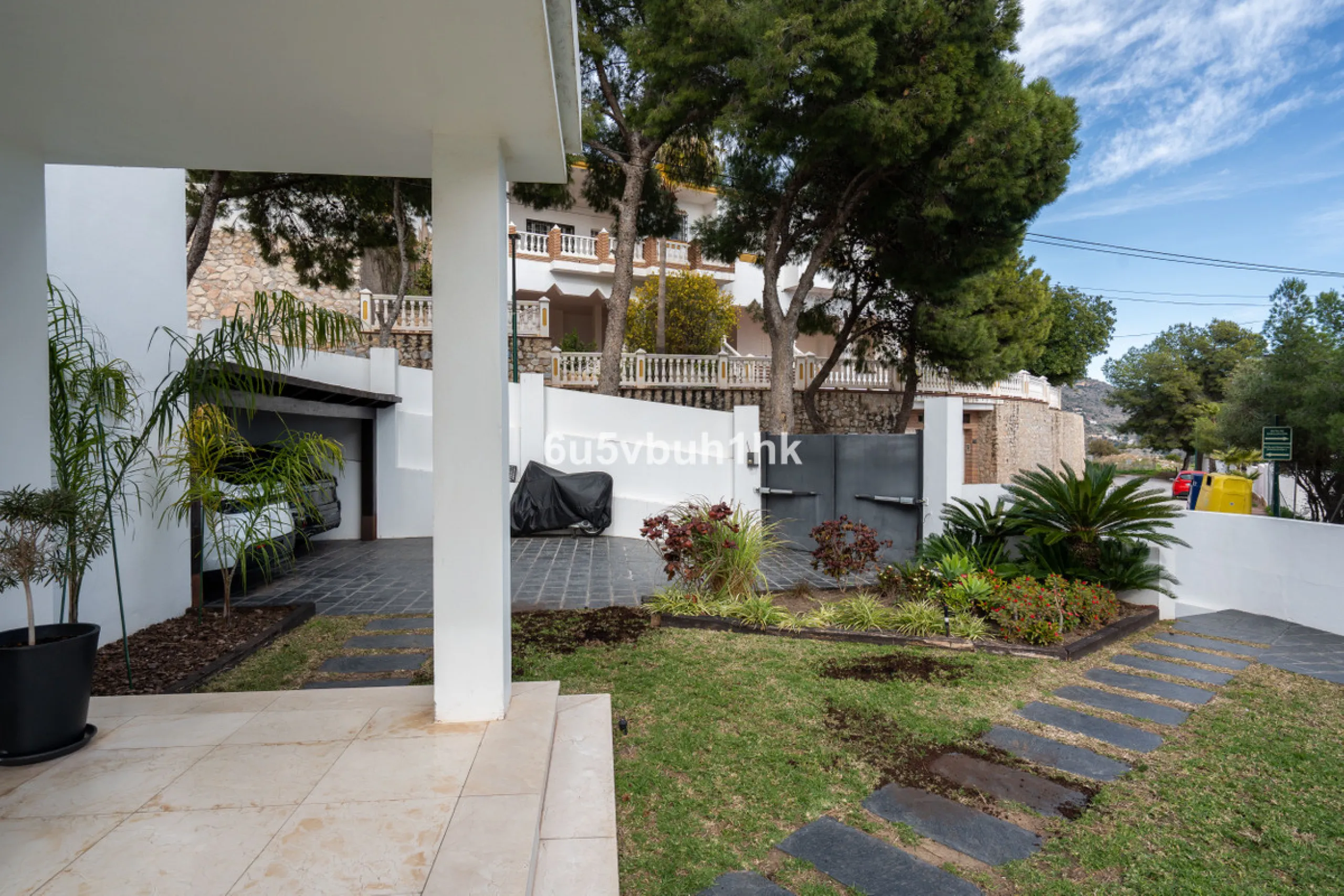 Pinares de San Antón is one of Málaga East's most established residential enclaves, calm, green, and discreet, yet still close enough to feel connected to the city every day.