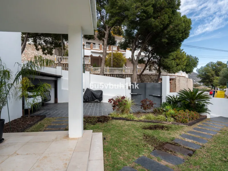 Pinares de San Antón is one of Málaga East's most established residential enclaves, calm, green, and discreet, yet still close enough to feel connected to the city every day.