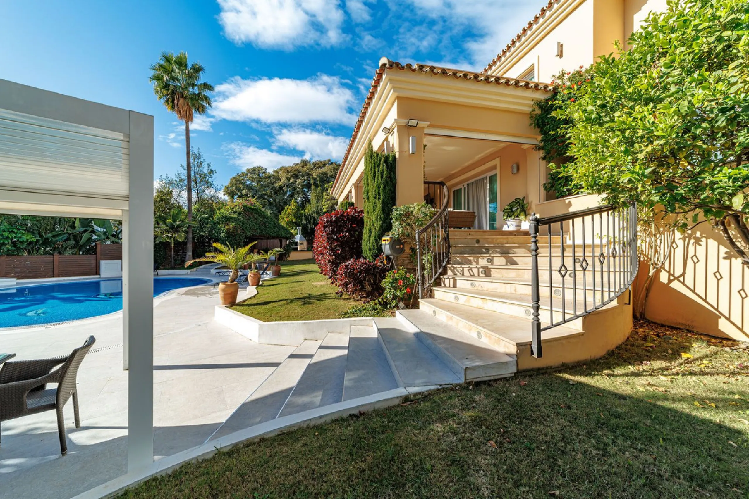 Discover an exceptional villa designed for those seeking space, comfort, luxury, and a prime location. Set on a 1,600 m² plot with over 900 m² built, this impressive property is located in a quiet and exclusive residential area, just a few minutes from Ma