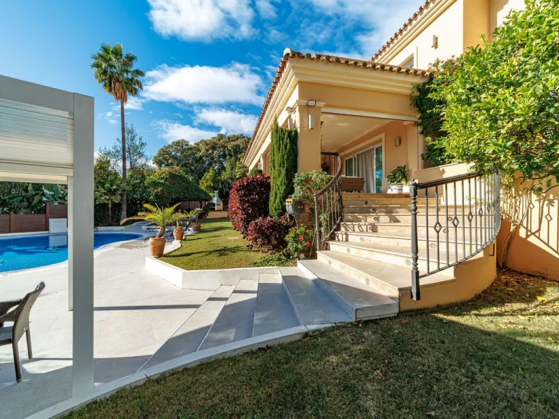 Discover an exceptional villa designed for those seeking space, comfort, luxury, and a prime location. Set on a 1,600 m² plot with over 900 m² built, this impressive property is located in a quiet and exclusive residential area, just a few minutes from Ma