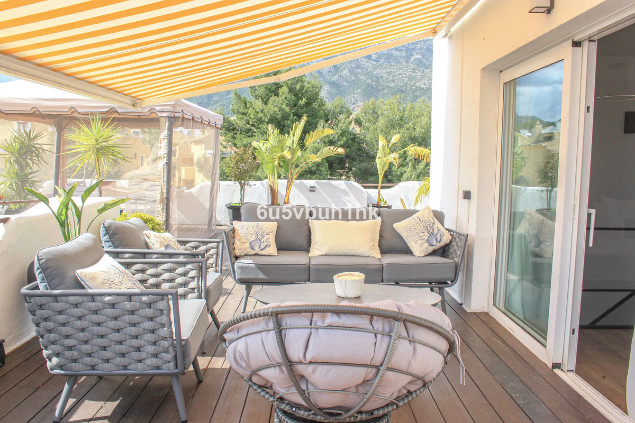 Experience the perfect harmony of luxury, comfort, and stunning panoramic views in this exceptional duplex penthouse, completely renovated and located on Marbella's prestigious Golden Mile.