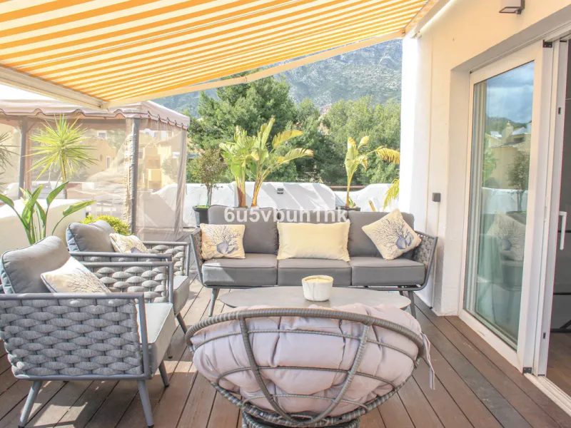 Experience the perfect harmony of luxury, comfort, and stunning panoramic views in this exceptional duplex penthouse, completely renovated and located on Marbella's prestigious Golden Mile.