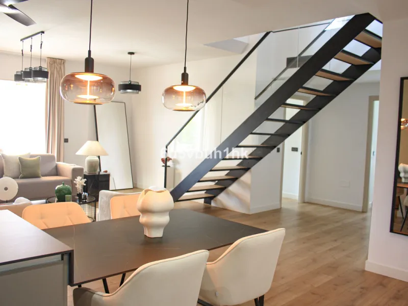 Experience the perfect harmony of luxury, comfort, and stunning panoramic views in this exceptional duplex penthouse, completely renovated and located on Marbella's prestigious Golden Mile.