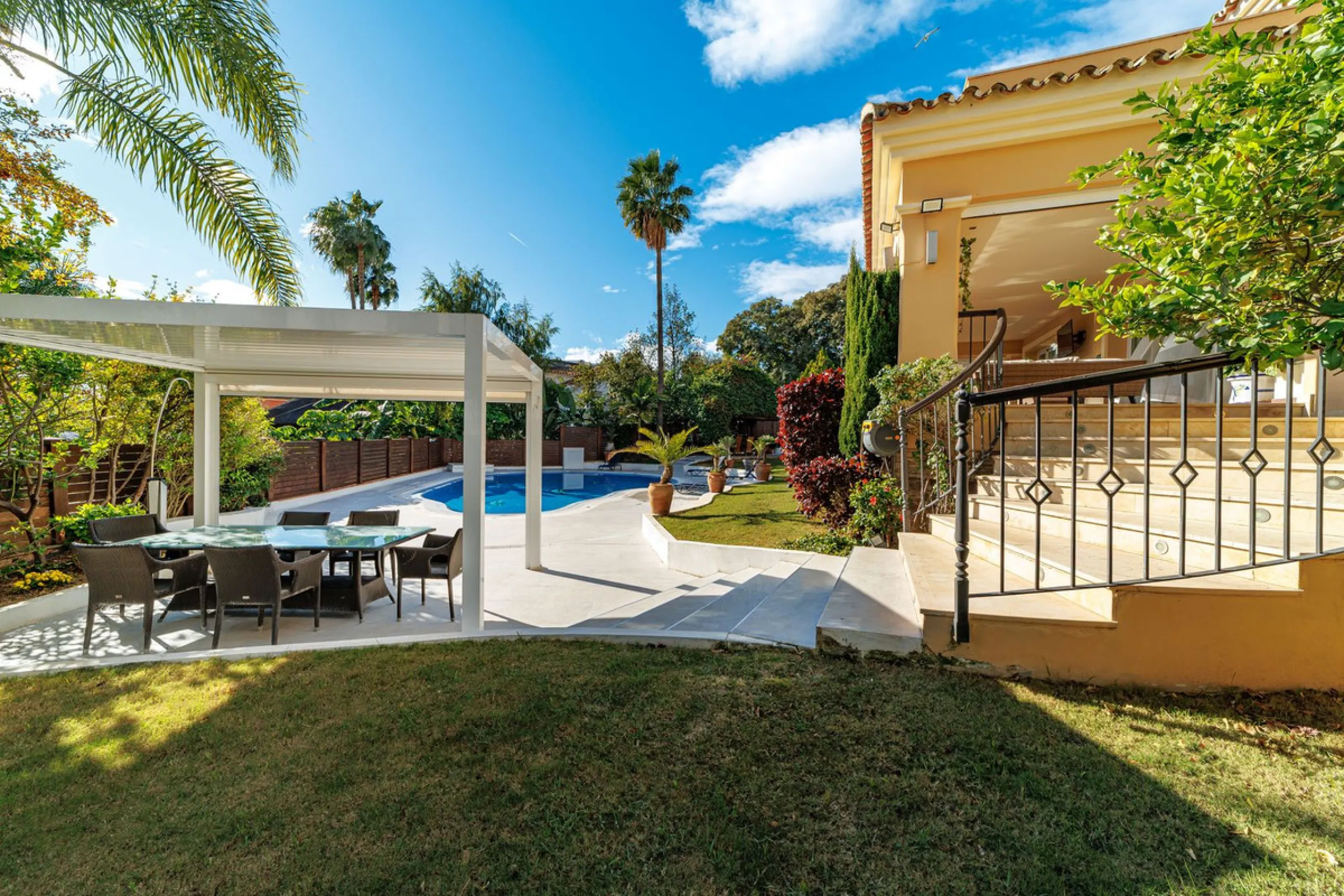 Discover an exceptional villa designed for those seeking space, comfort, luxury, and a prime location. Set on a 1,600 m² plot with over 900 m² built, this impressive property is located in a quiet and exclusive residential area, just a few minutes from Ma