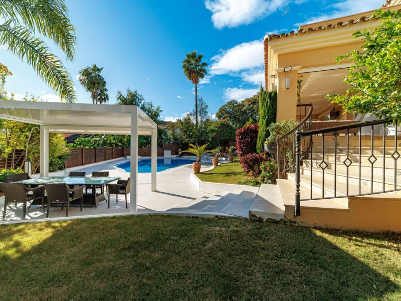 Discover an exceptional villa designed for those seeking space, comfort, luxury, and a prime location. Set on a 1,600 m² plot with over 900 m² built, this impressive property is located in a quiet and exclusive residential area, just a few minutes from Ma