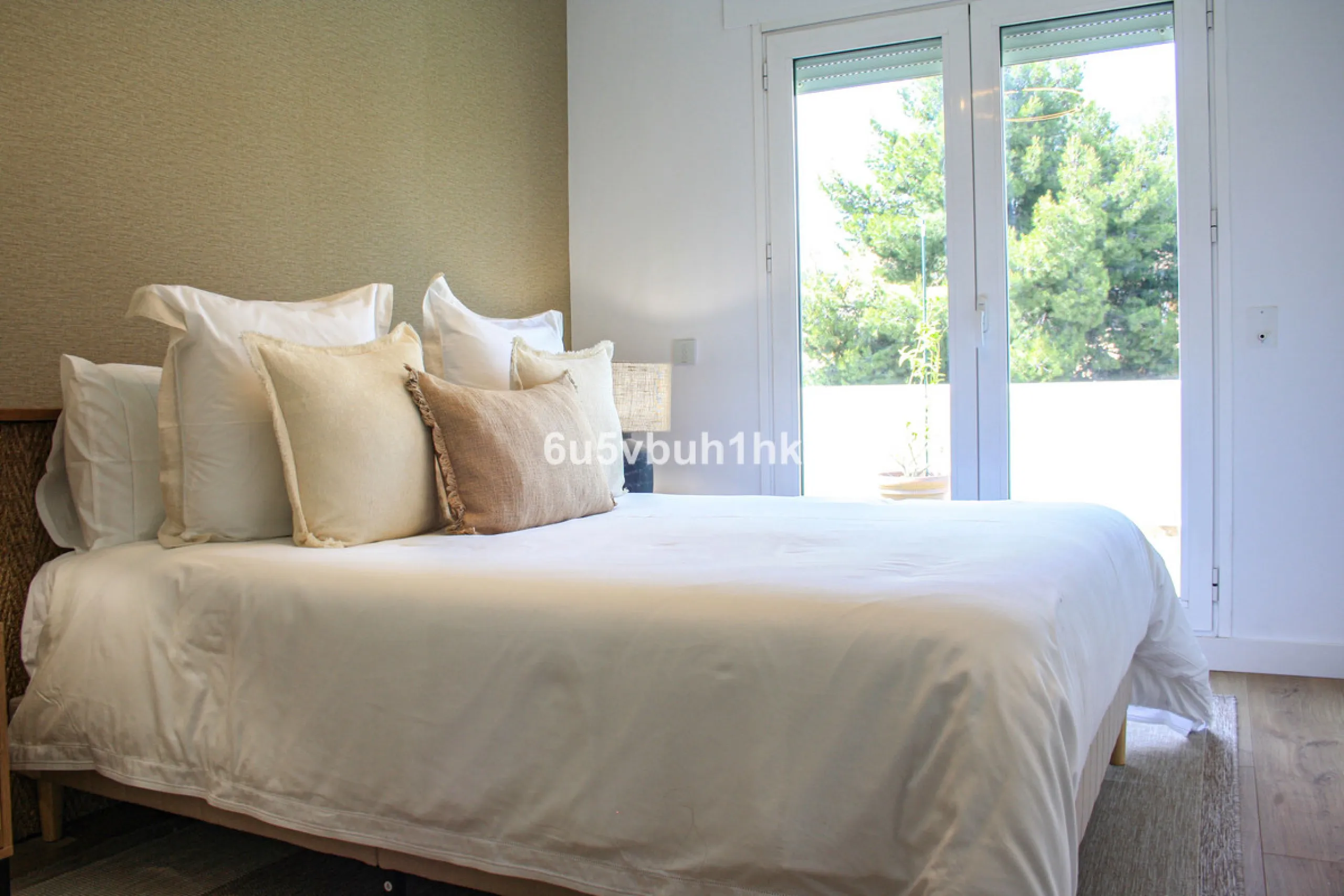 Experience the perfect harmony of luxury, comfort, and stunning panoramic views in this exceptional duplex penthouse, completely renovated and located on Marbella's prestigious Golden Mile.