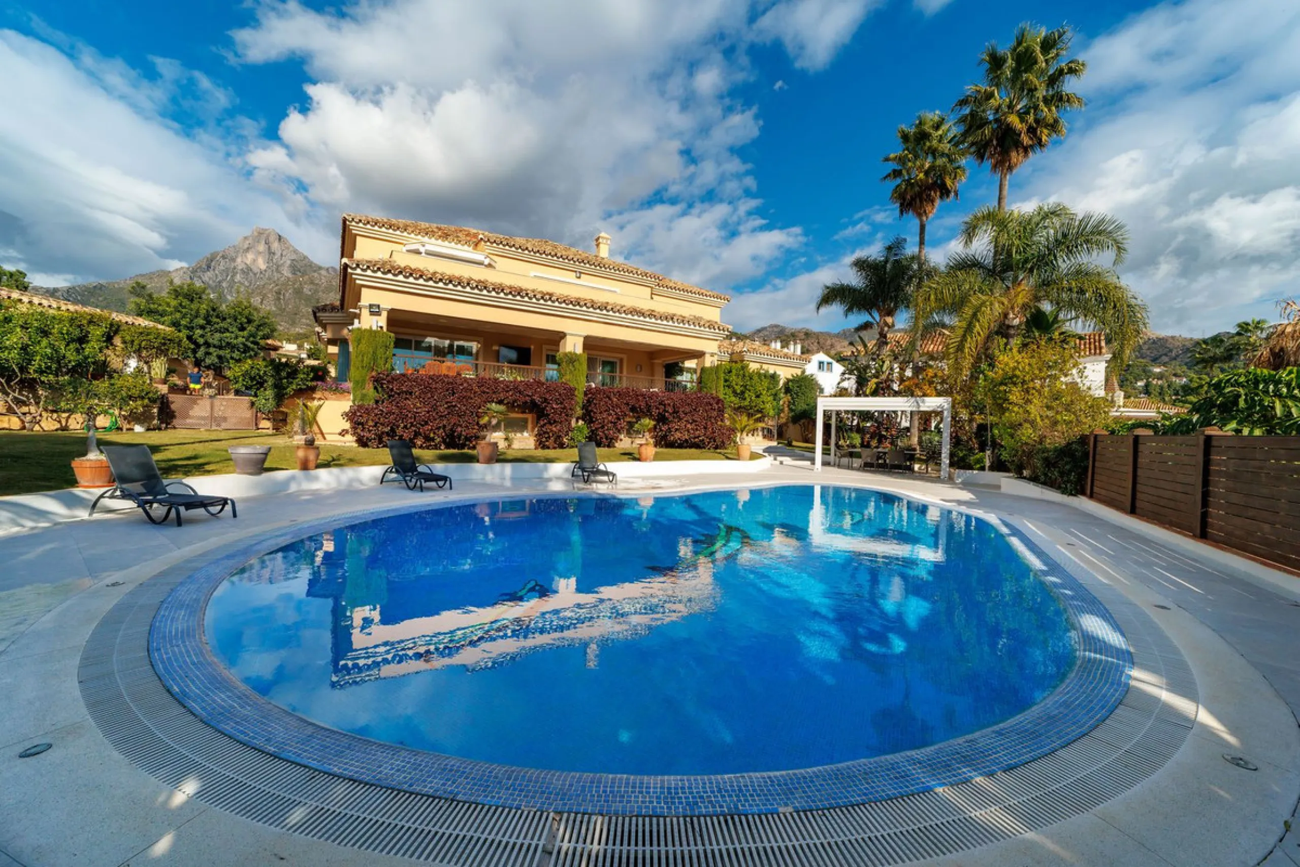 Discover an exceptional villa designed for those seeking space, comfort, luxury, and a prime location. Set on a 1,600 m² plot with over 900 m² built, this impressive property is located in a quiet and exclusive residential area, just a few minutes from Ma