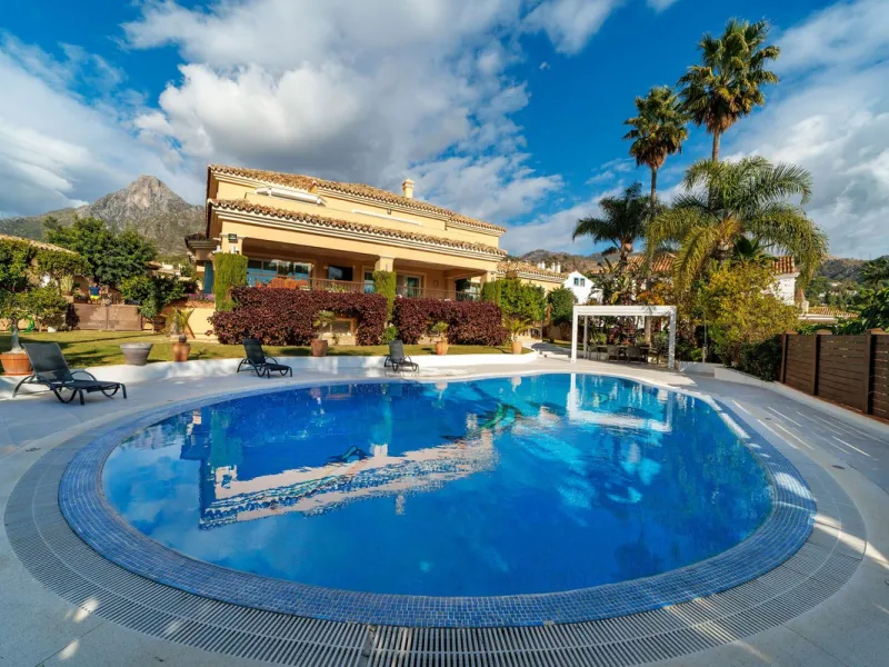 Discover an exceptional villa designed for those seeking space, comfort, luxury, and a prime location. Set on a 1,600 m² plot with over 900 m² built, this impressive property is located in a quiet and exclusive residential area, just a few minutes from Ma