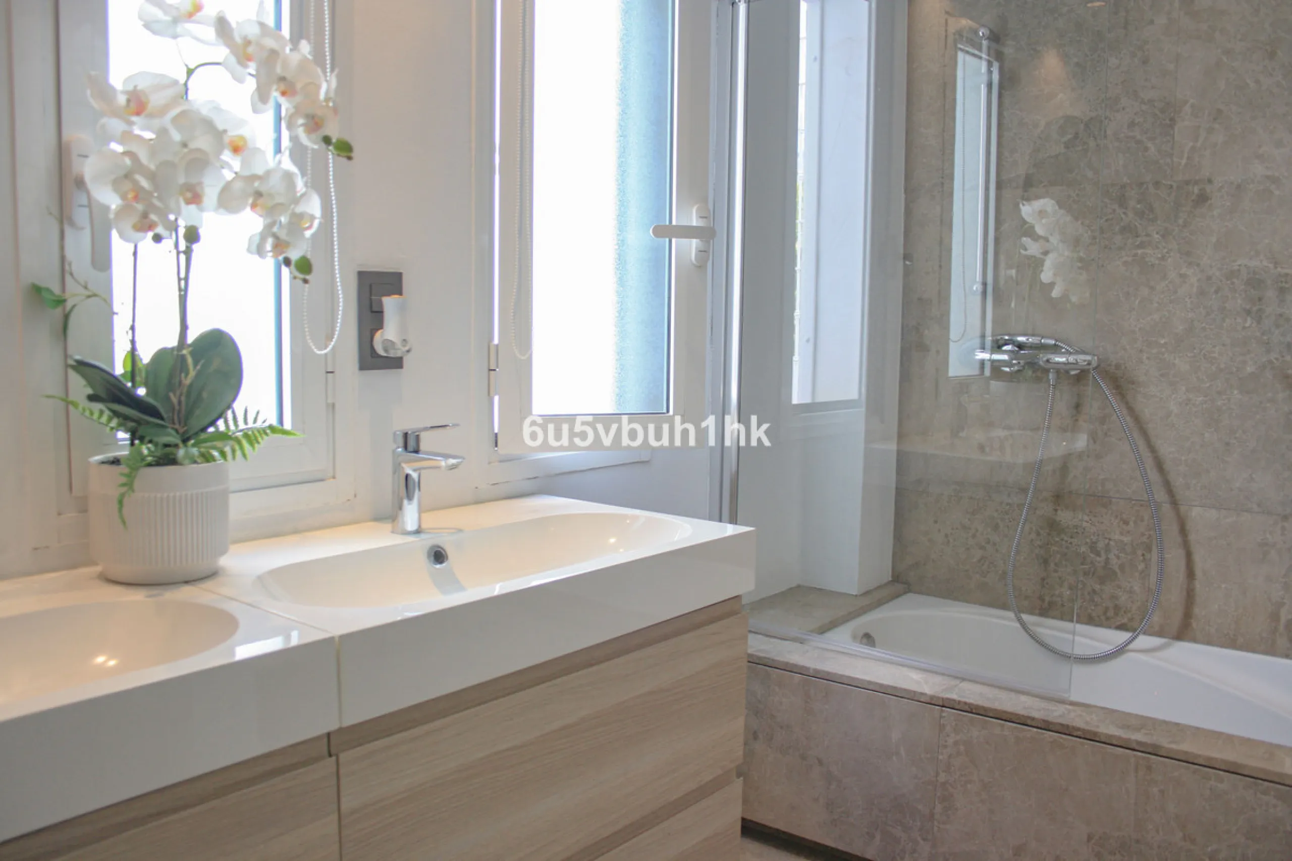 Experience the perfect harmony of luxury, comfort, and stunning panoramic views in this exceptional duplex penthouse, completely renovated and located on Marbella's prestigious Golden Mile.