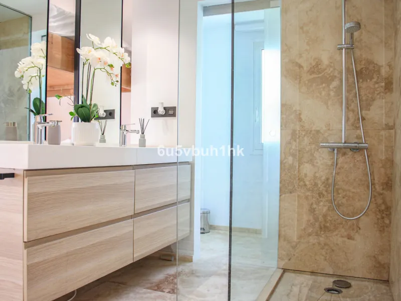 Experience the perfect harmony of luxury, comfort, and stunning panoramic views in this exceptional duplex penthouse, completely renovated and located on Marbella's prestigious Golden Mile.