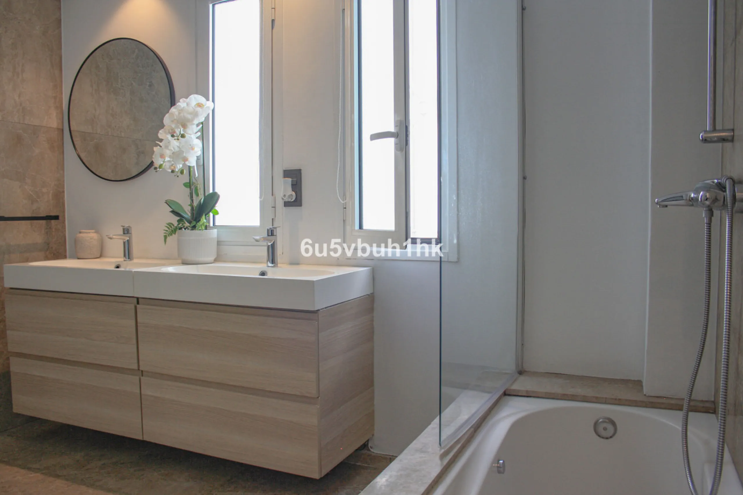 Experience the perfect harmony of luxury, comfort, and stunning panoramic views in this exceptional duplex penthouse, completely renovated and located on Marbella's prestigious Golden Mile.