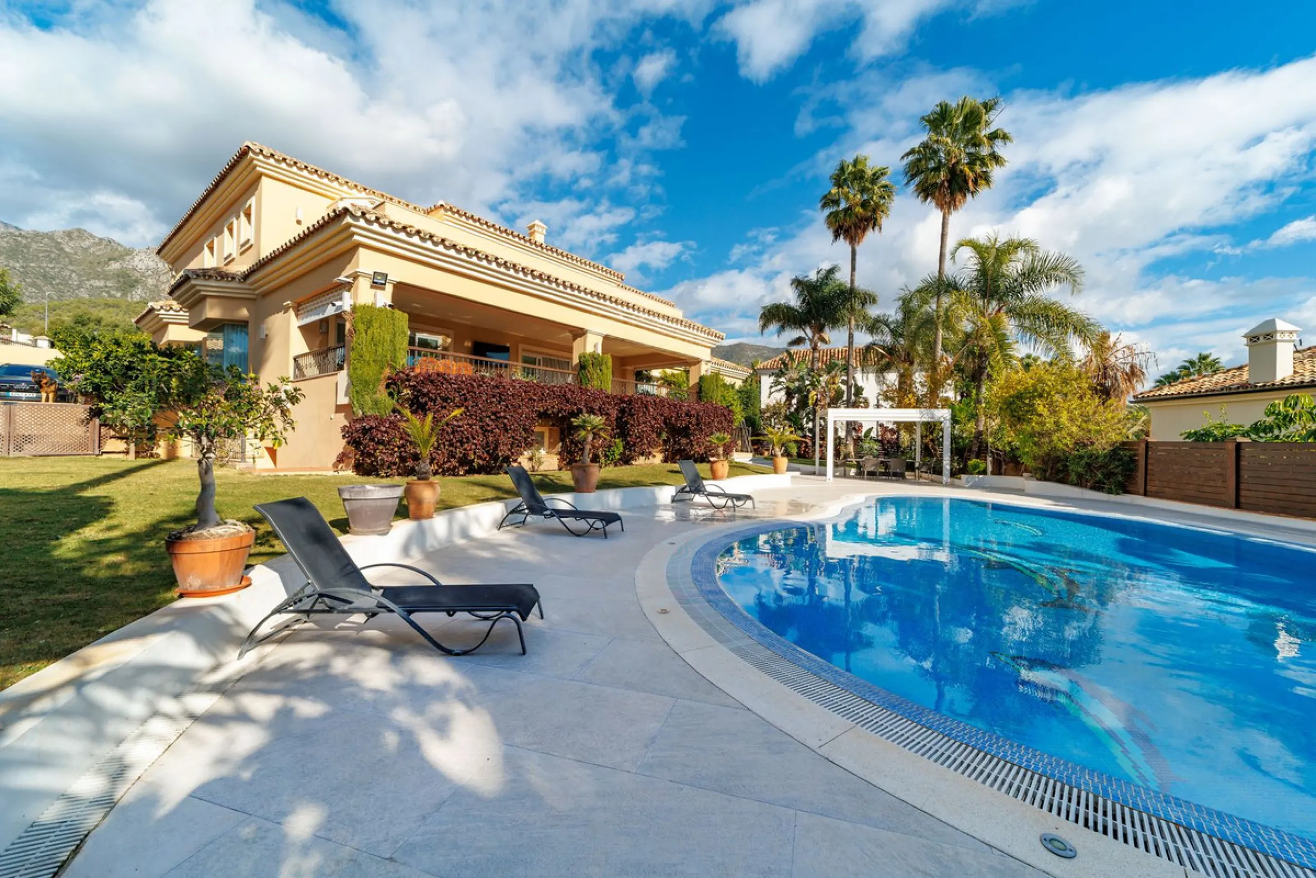 Discover an exceptional villa designed for those seeking space, comfort, luxury, and a prime location. Set on a 1,600 m² plot with over 900 m² built, this impressive property is located in a quiet and exclusive residential area, just a few minutes from Ma