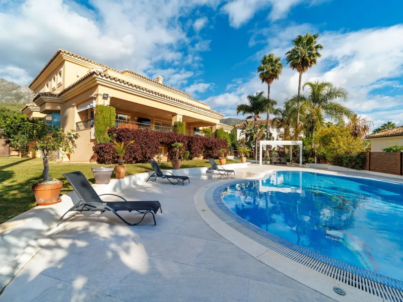 Discover an exceptional villa designed for those seeking space, comfort, luxury, and a prime location. Set on a 1,600 m² plot with over 900 m² built, this impressive property is located in a quiet and exclusive residential area, just a few minutes from Ma