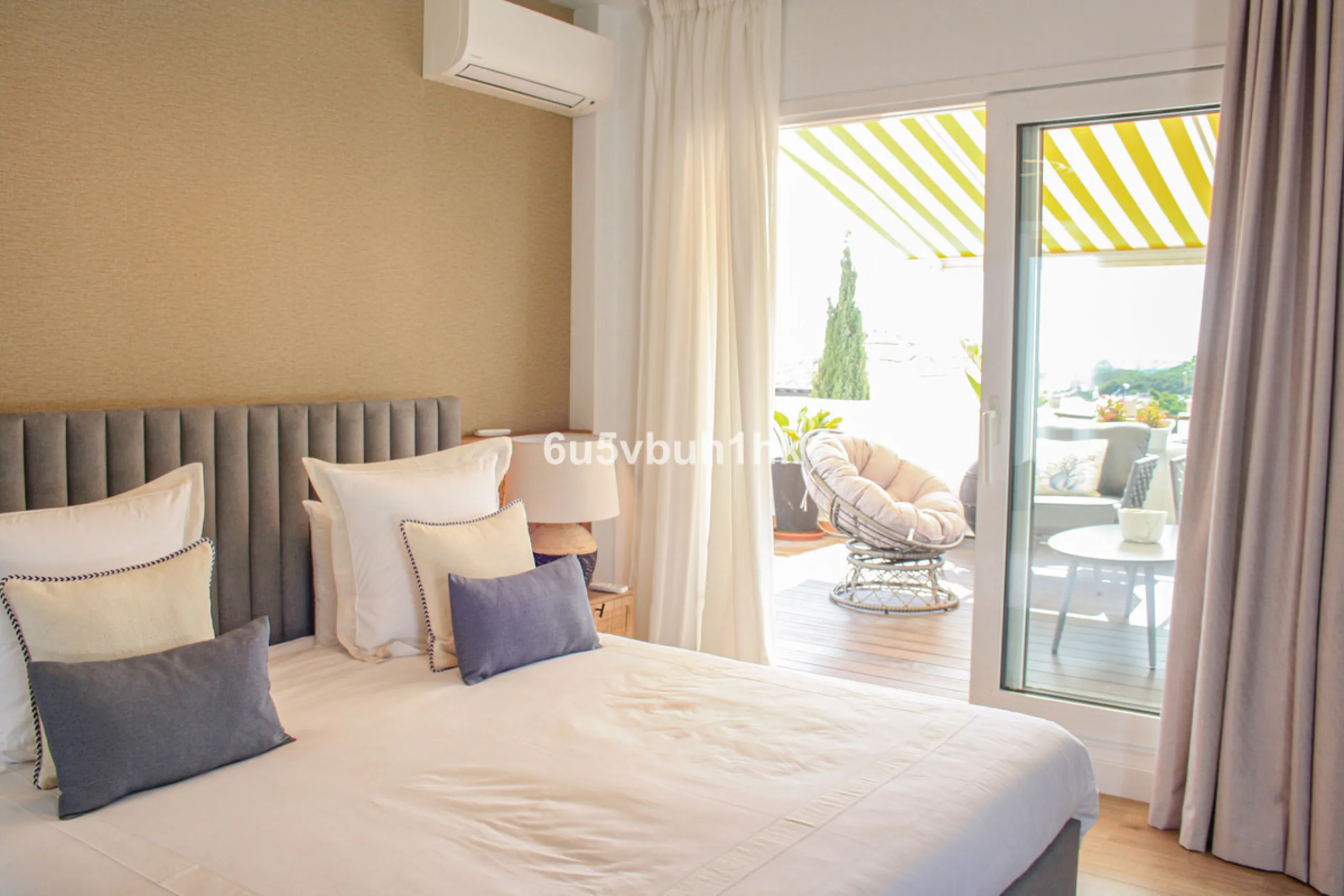 Experience the perfect harmony of luxury, comfort, and stunning panoramic views in this exceptional duplex penthouse, completely renovated and located on Marbella's prestigious Golden Mile.