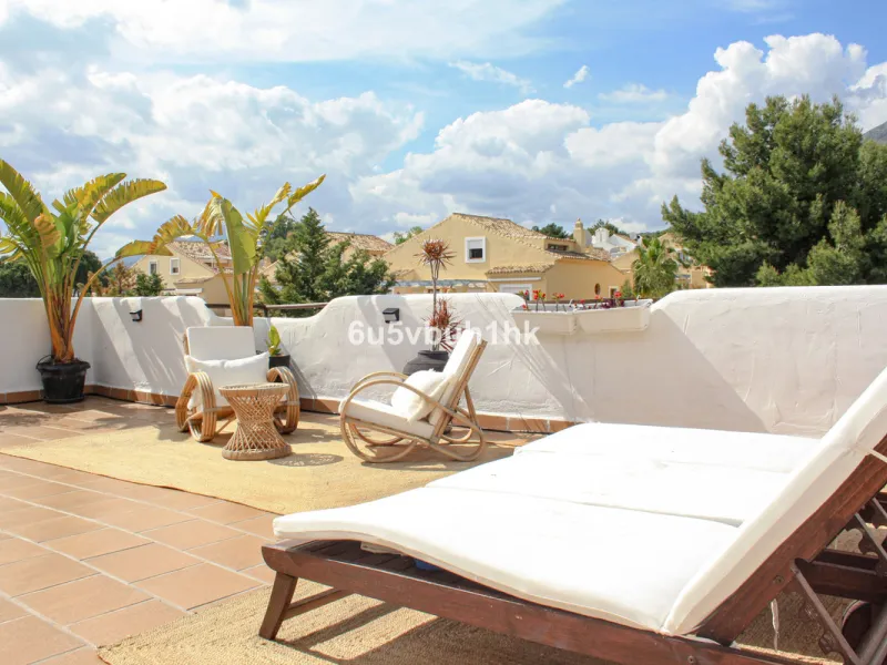 Experience the perfect harmony of luxury, comfort, and stunning panoramic views in this exceptional duplex penthouse, completely renovated and located on Marbella's prestigious Golden Mile.