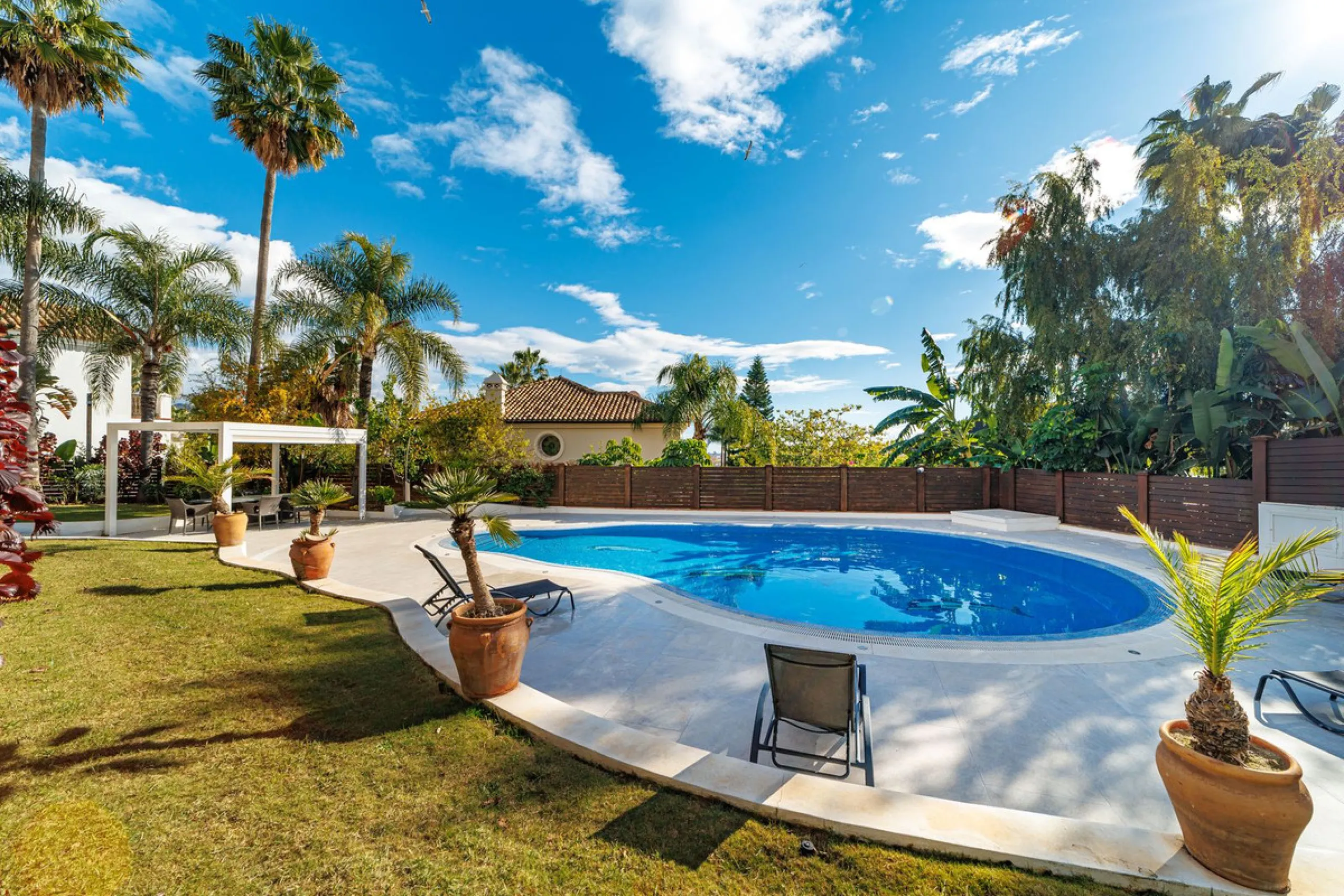 Discover an exceptional villa designed for those seeking space, comfort, luxury, and a prime location. Set on a 1,600 m² plot with over 900 m² built, this impressive property is located in a quiet and exclusive residential area, just a few minutes from Ma