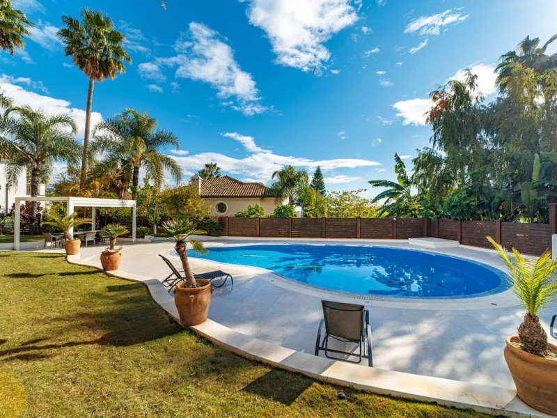 Discover an exceptional villa designed for those seeking space, comfort, luxury, and a prime location. Set on a 1,600 m² plot with over 900 m² built, this impressive property is located in a quiet and exclusive residential area, just a few minutes from Ma